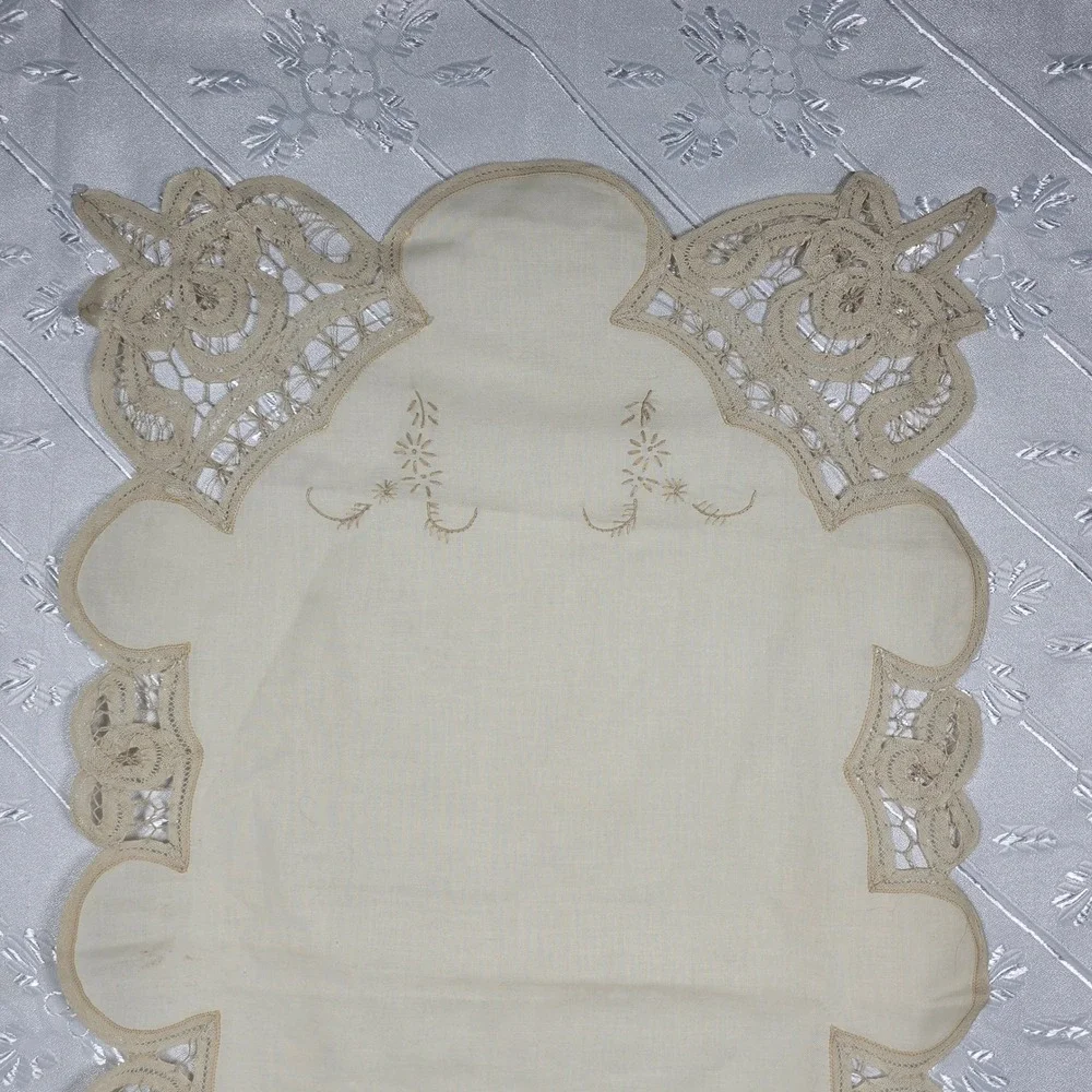 VTG Cream Battenburg‎ Lace Floral Embroidered Table Runner 51x15 Scalloped Edge